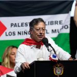Supporters of Colombian President Gustavo Petro display a Palestinian flag in the background of his speech in Ibague, evoking a message of solidarity with Palestine and highlighting sovereignty issues within the Latin American geopolitical context.
